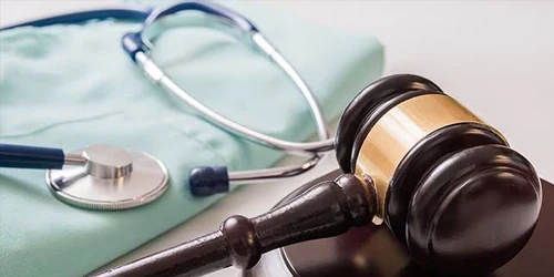 Símbolos do Direito e da Medicina representando o Direito Médico