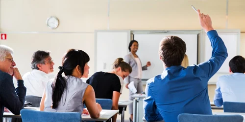 Portão fechado de universidade simbolizando a dificuldade de acesso ao ensino superior